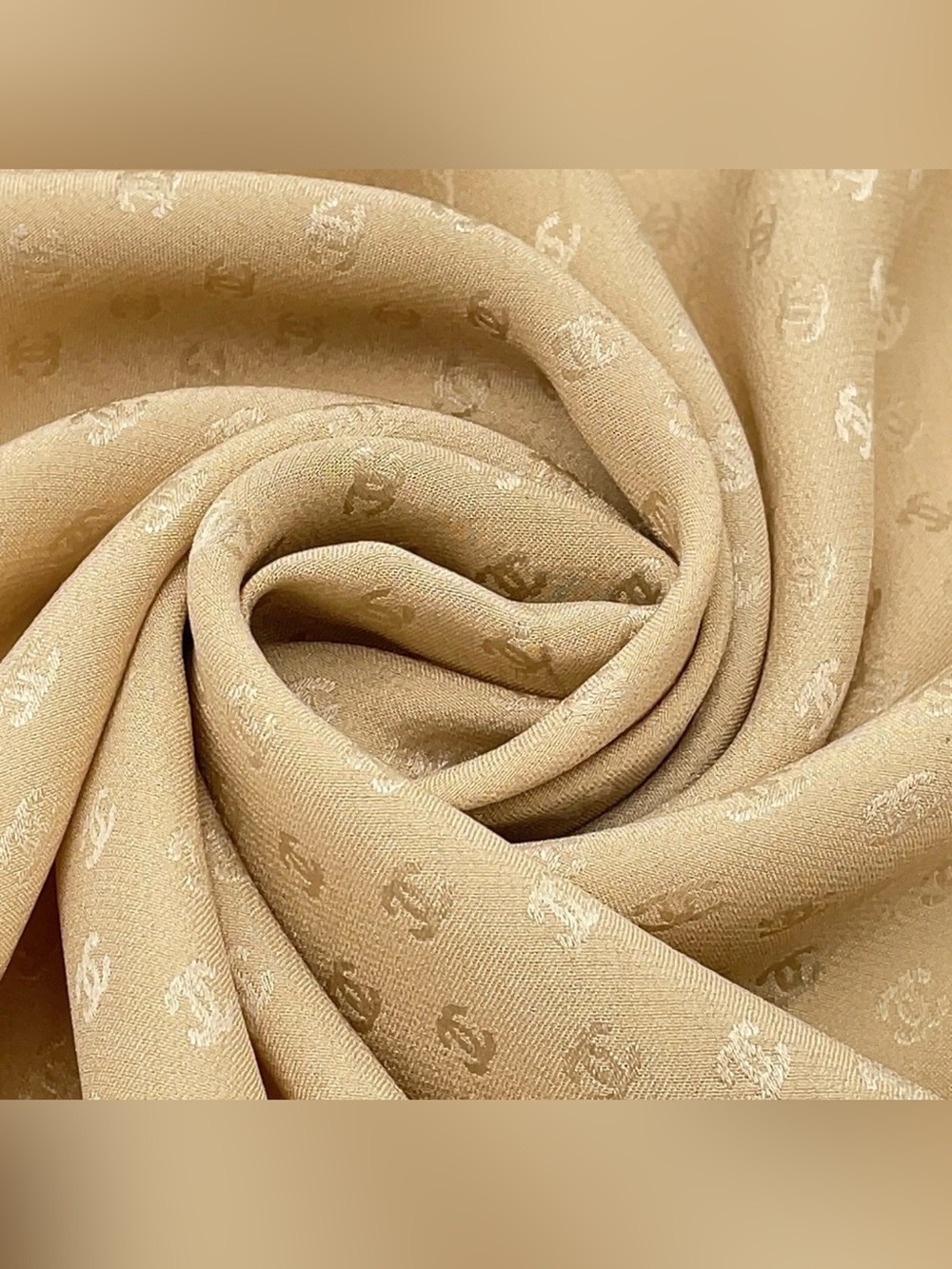 Large CHANEL Cream Scarf with Box - Picture 4 of 10